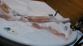 Красивая блондинка принимает ванну и ласкает грудь