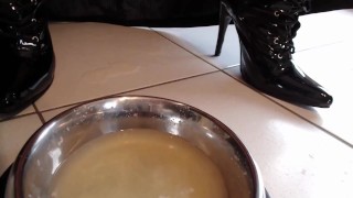 JOI FRANCAIS Ta dominatrice te pisse dans ta gamelle