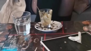 Moglie puttana mosta le tette e la figa nel bar