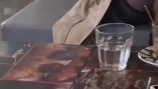 Moglie puttana mosta le tette e la figa nel bar