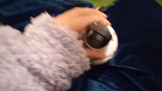 Comienzo a masturbarme en público no me aguanto y corro al baño para venirme