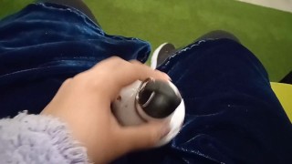 Comienzo a masturbarme en público no me aguanto y corro al baño para venirme