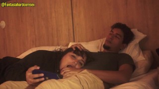 mi hermanastro entra a mi cuarto y se de que mis se van y hace e me coma su verga