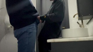 Два парня потрахались в общественном туалете в кафе