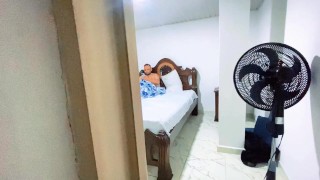 me sorprende masturbandome y termino follandomela