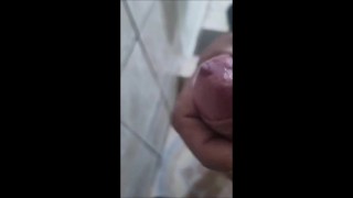 Me jalo el Ganzo y me saco la Leche en el Baño