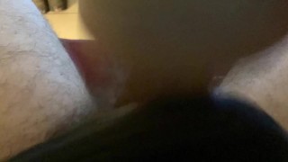 Jeune mec chaud baise une chatte fleshlight