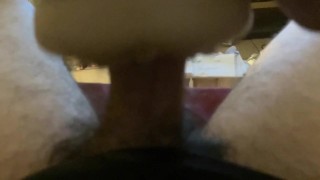 Jeune mec chaud baise une chatte fleshlight
