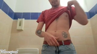 Twink in bagno pubblico grande masturbazione