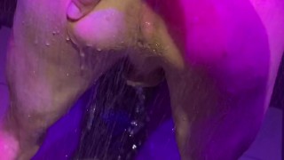 Даю в очко своему другу с большим членом в душевой