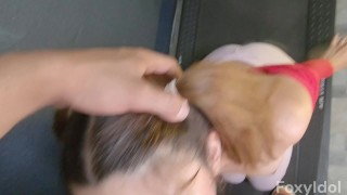 Interrumpo su entrenamiento para correrme en su coño