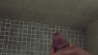 Masturbandome en la ducha pensando en mi colombiana