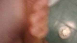 Caldo ed eccitato decido di segarmi nel bagno pubblico di un locale