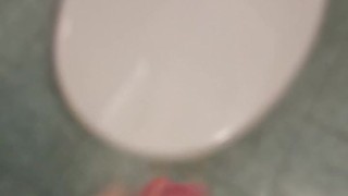 Caldo ed eccitato decido di segarmi nel bagno pubblico di un locale