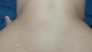 Me encanta darme sentones en este rico pene mientras mi novio me pone un plug anal