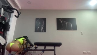 Sakurayen hace una caliente rutina de ejercicios y estiramientos que haran mojar ese coño y ese culo