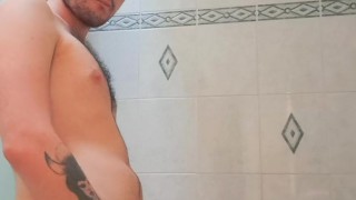 Esplosione di piscio e di sperma per questo twink masturbatore