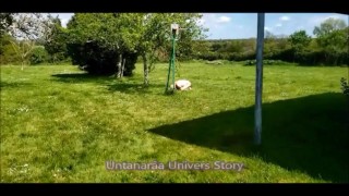 VOST engl - Cet inférieur nu et chaste est à l'attache dans le jardin.
