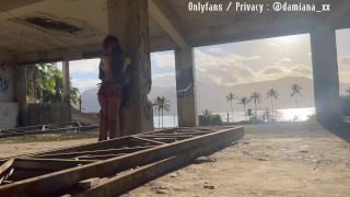 Fodendo a buceta gostosa da Damiana Flowers em uma linda praia com uma construção abandonada 🔥💦