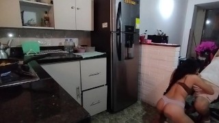 me masturbo mientras la observo hacer la comida y no se aguanta las ganas de mamarme la verga