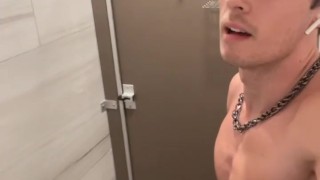 Big dick out in front of the whole gym..🍆