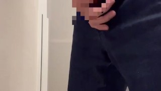 【Japanese boy】服着たままおもむろに勃起チンポを出してシコシコ。カップに噴射して精液採取