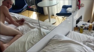 Ебу в узкое очко смазливого парня и делаю большую дырку жирным членом и сливаю в большое очко