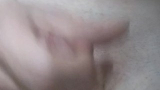 男性がローションを使ってぬるぬるになった手でオナニーする動画