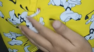 Le chupo la enorme gruesa verga a mi amigo con un boxer amarillo y le encanta.