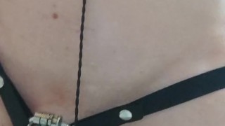 Запертый в пояс членик испытывает на себе катетер