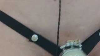 Запертый в пояс членик испытывает на себе катетер