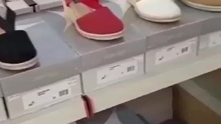 il commesso feticista mi sborra sui piedi