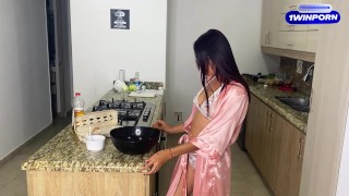 ME PONGO CACHONDA MIENTRAS PREPARO EL DESAYUNO Y TERMINO MASTURBÁNDOME SOBRE LA MESA DE LA COCINA