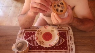 Cicci77 masturba Pedro per preparare tanto ottimo sperma da mangiare per colazione
