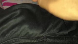 Me masturbo en mi cama viendo porno