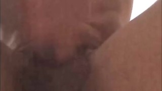 Joven de pene grande disfruta masturbarse