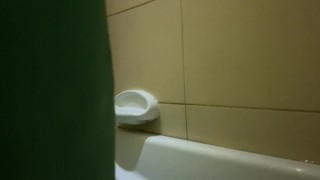 Подрочила сиськами в ванной и мощно отсосала член сводного брата. Он смачно кончил мне в глотку