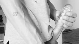 Grosse éjaculation en noir et blanc