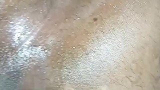 Brincando com meu cuzinho pela primeira vez