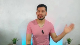 Mi Roomie me penetra a pelo en mi cama mientras ve videos pornos de hetero! Relato sexual