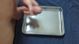 【手コキ射精】1日しか禁欲できなくてトレイにぶっかけ