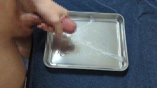 【手コキ射精】1日しか禁欲できなくてトレイにぶっかけ