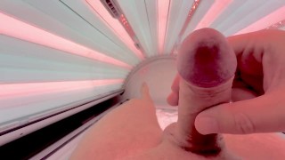 boner in public solarium: quick jerk off and huge cumshot 😈🍌💦