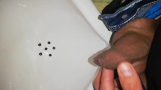 pissing desesperado en un baño publico casi me pillan