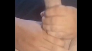 Me jalo mi gran polla mientras estoy solo en casa