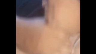 Me jalo mi gran polla mientras estoy solo en casa