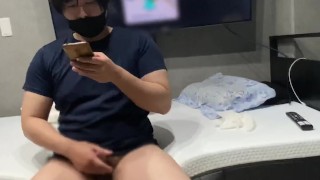 エッチなビデオを観て気持ちのいい射精をする学生