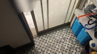 引越し前の最後のオナニーを玄関前で堂々とする