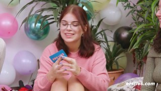 Ersties - Lesbische 5er-Orgie beim Dare Ring Game