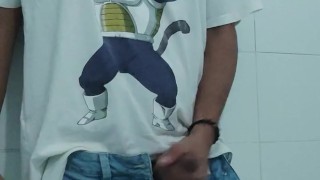 EN EL BAÑO DE LA CASA DE UN AMIGO SE ME PONE DURA Y ME HAGO LA PAJA